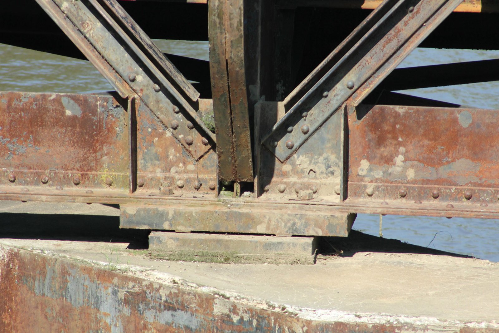 Lower connection above additional pier